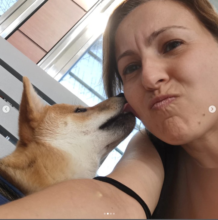 Momo dando un beso a Tamara